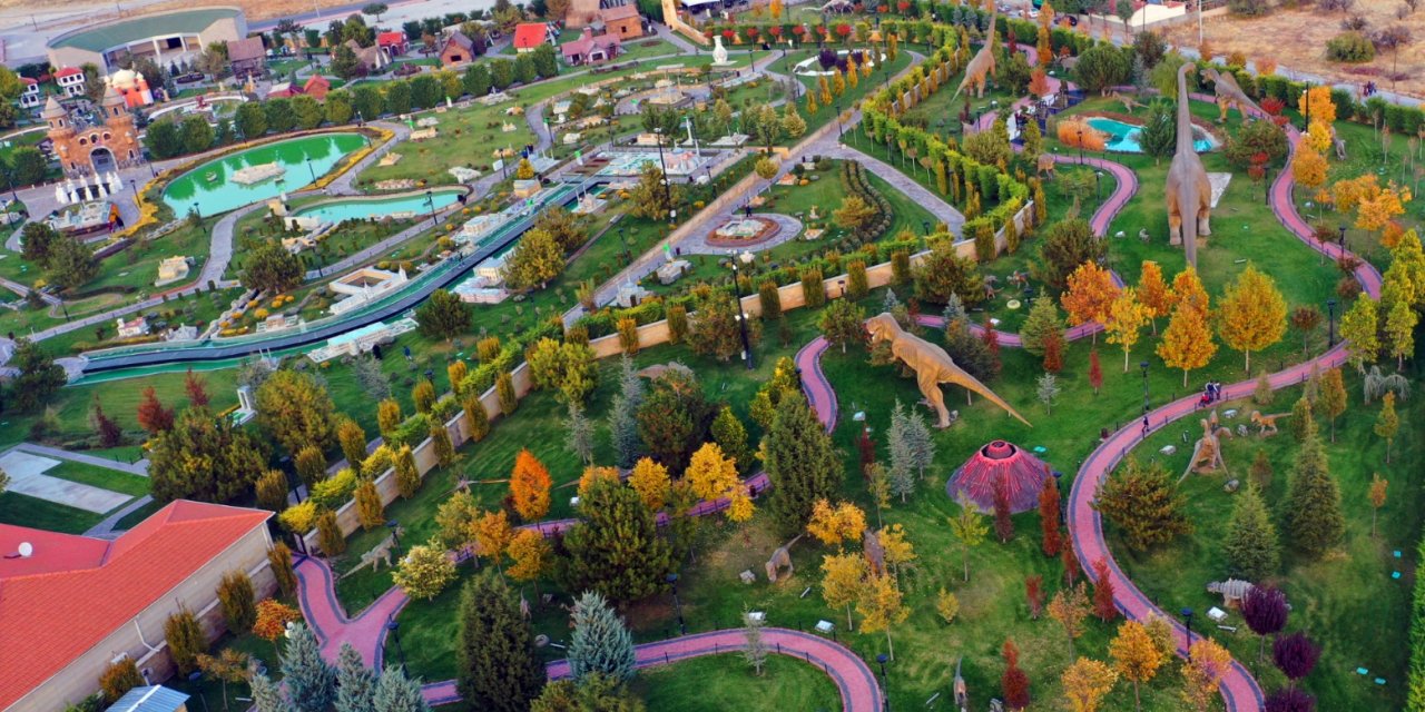 "80 Binde Devr-i Alem Parkı" sonbaharda da ziyaretçilerini ağırlıyor
