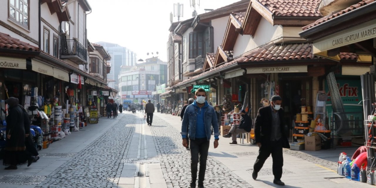 Konya'da vatandaşlar sigara içme yasağına kısmen uyuyor