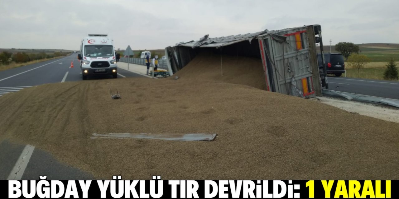 Konya'da buğday yüklü TIR devrildi: 1 yaralı