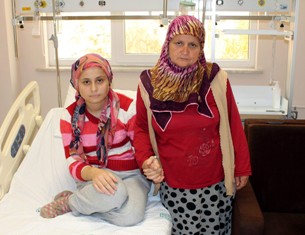 Annesinin böbreğiyle hayata tutundu