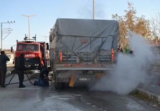 Kulu'da haraket halindeki TIR'ın lastiği yandı
