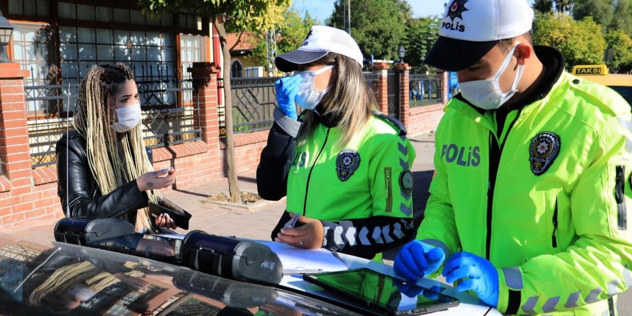 Maske takmayan kadından polislere tehdit!