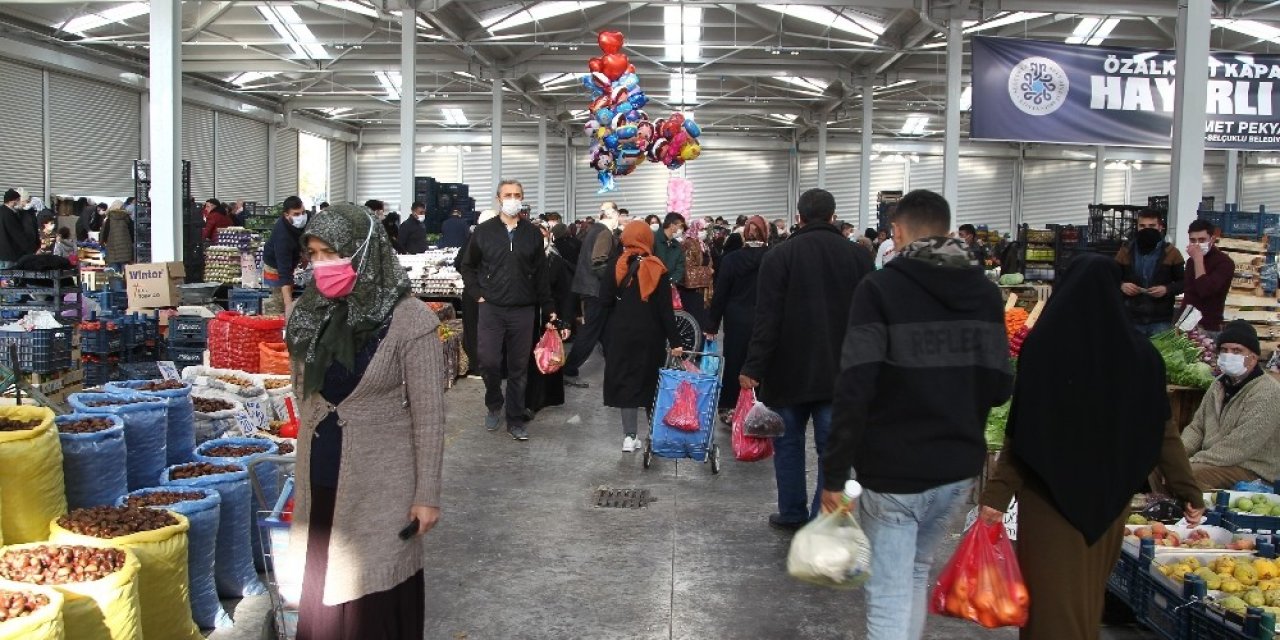 Konya’da kısıtlama öncesi semt pazarlarında yoğunluk