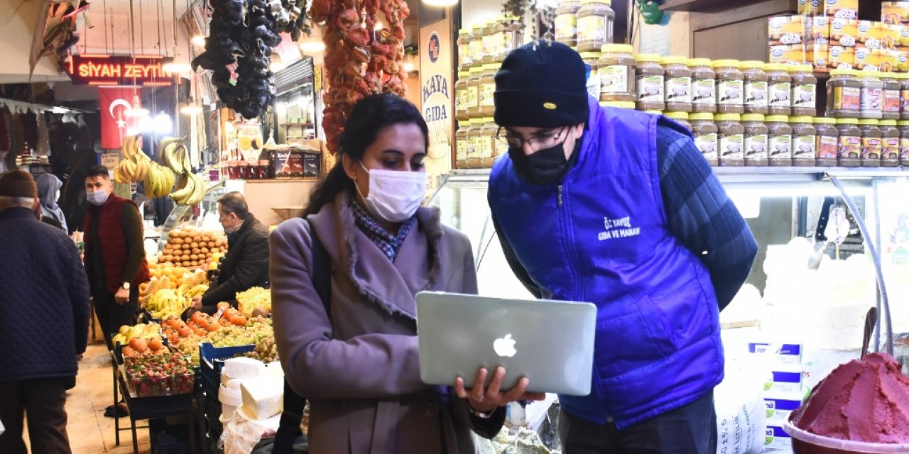 Konya'da pazarcılar, AA'nın "Yılın Fotoğrafları" oylamasına katıldı