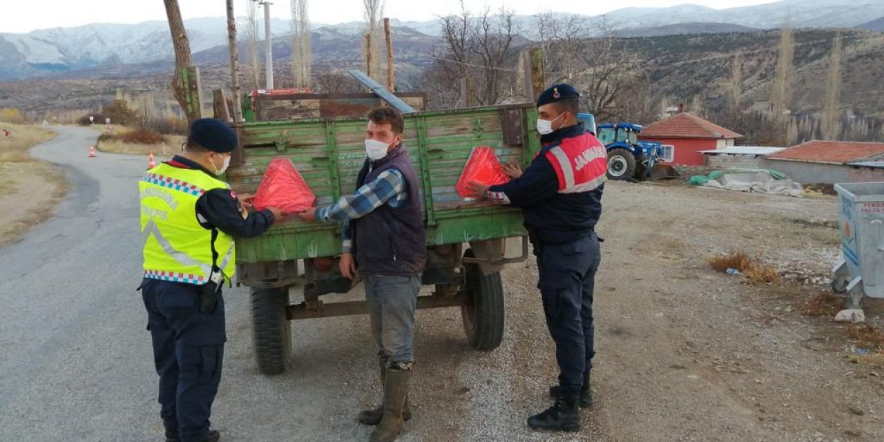 Halkapınar'da traktör sürücülerine reflektör hediye edildi