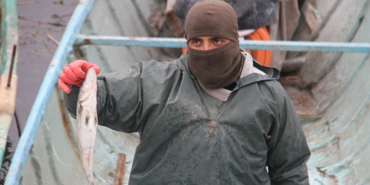 Beyşehir'de yasaktan muaf tutulan balıkçılar gölde ava çıktı