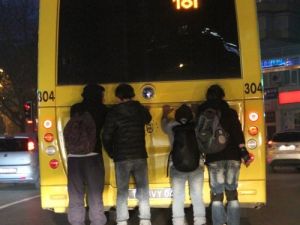 Patenci Gençler Akan Trafikte Eğlence Adına Hayatlarını Tehlikeye Atıyor