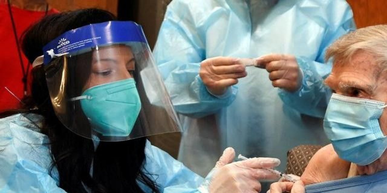 Koronavirüs aşısı olan 4 sağlık çalışanı fenalaştı