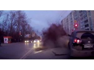 Rusya’da Caddede Su Borusu Patladı, Sürücülerin Zor Anı Kameraya Yansıdı
