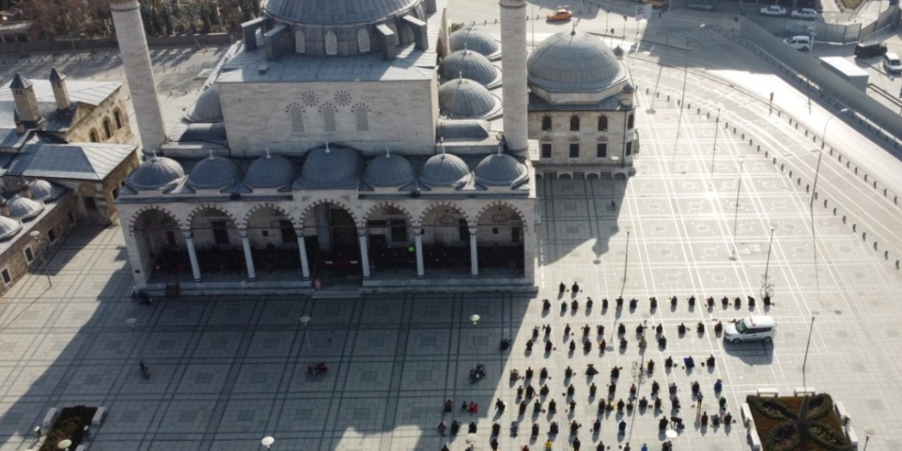 Konya'da cuma namazı tedbirlere uyularak kılındı