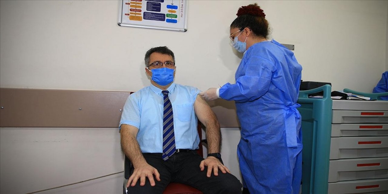 CoronaVac aşısı sağlık çalışanlarına uygulanmaya başlandı