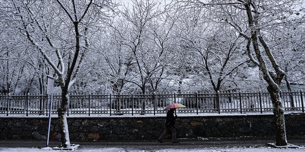 İstanbul'un yüksek kesimlerinde kar yağışı devam ediyor