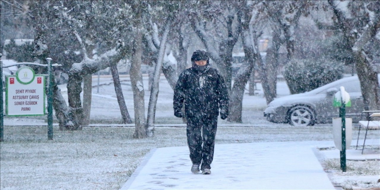 Eskişehir'de kar yağışıyla cadde ve parklar beyaz örtüyle kaplandı