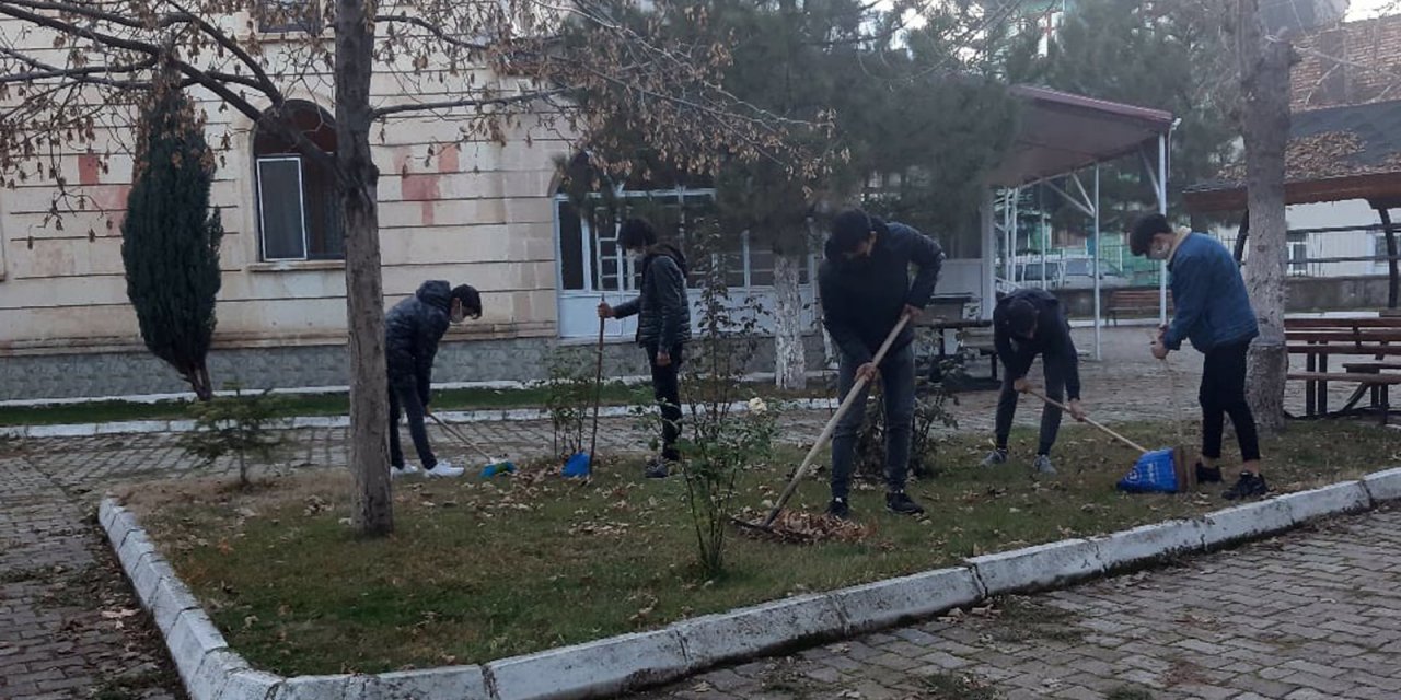 Seydişehir'de bazı gençler camilerde temizlik yapıyor