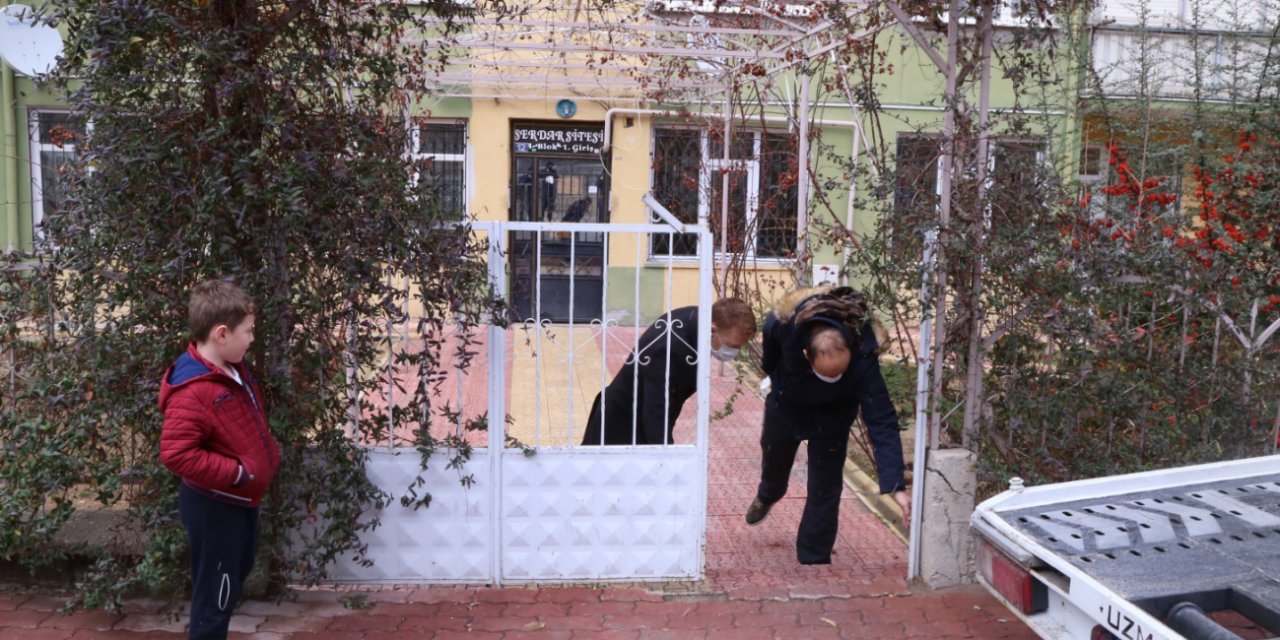 Konya'da bahçe kapısı çalınan sitenin sakinleri şaşkınlıkla tedirginliği bir arada yaşıyor