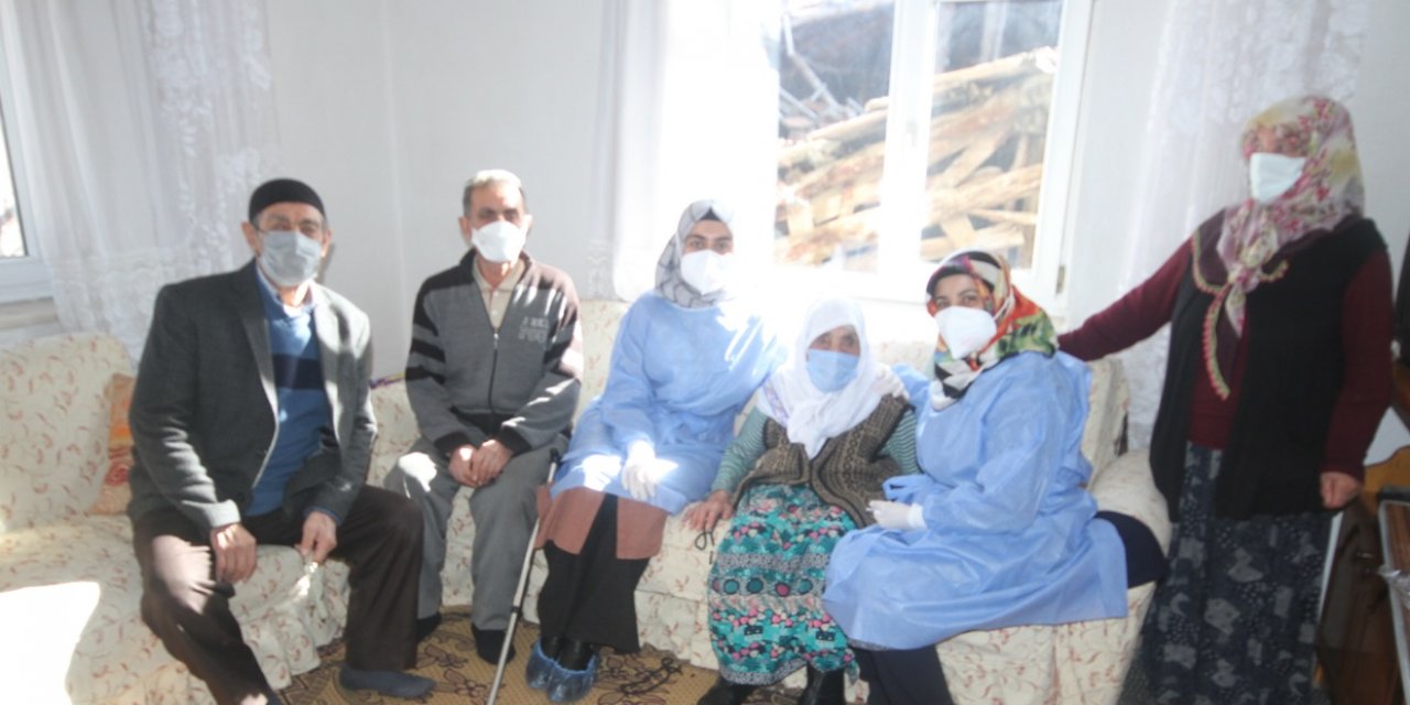 Beyşehir'de 103 yaşındaki Hatice Şanlı'ya CoronaVac aşısı uygulandı