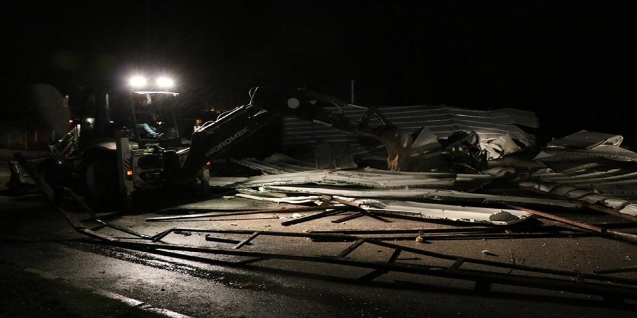 Manisa'da fırtınada çatılar uçtu, ağaçlar devrildi