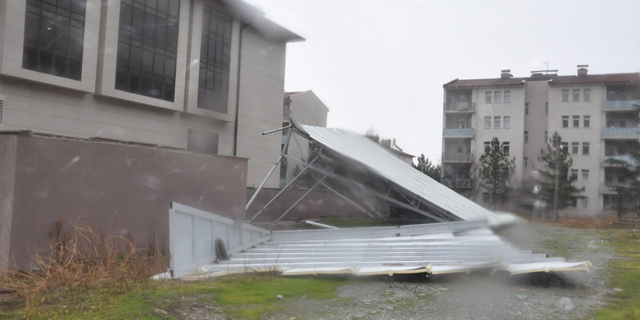 Akşehir'de şiddetli rüzgar hayatı olumsuz etkiledi