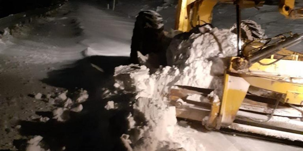 Akşehir'de kardan kapanan yollar açıldı