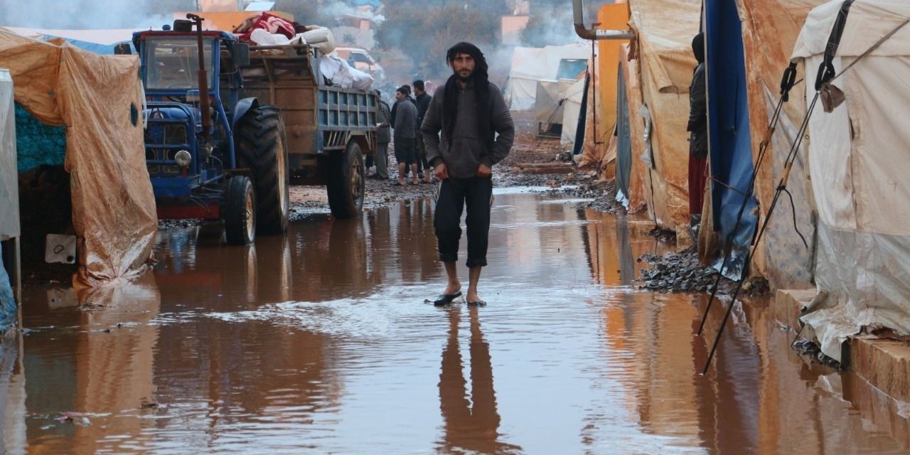 20 bini çocuk 50 bin kişi su dolu çadırlarda yaşıyor