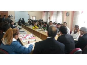 Öğretmenlere Gül Dağıtıldı, Tatlı İkram Edildi