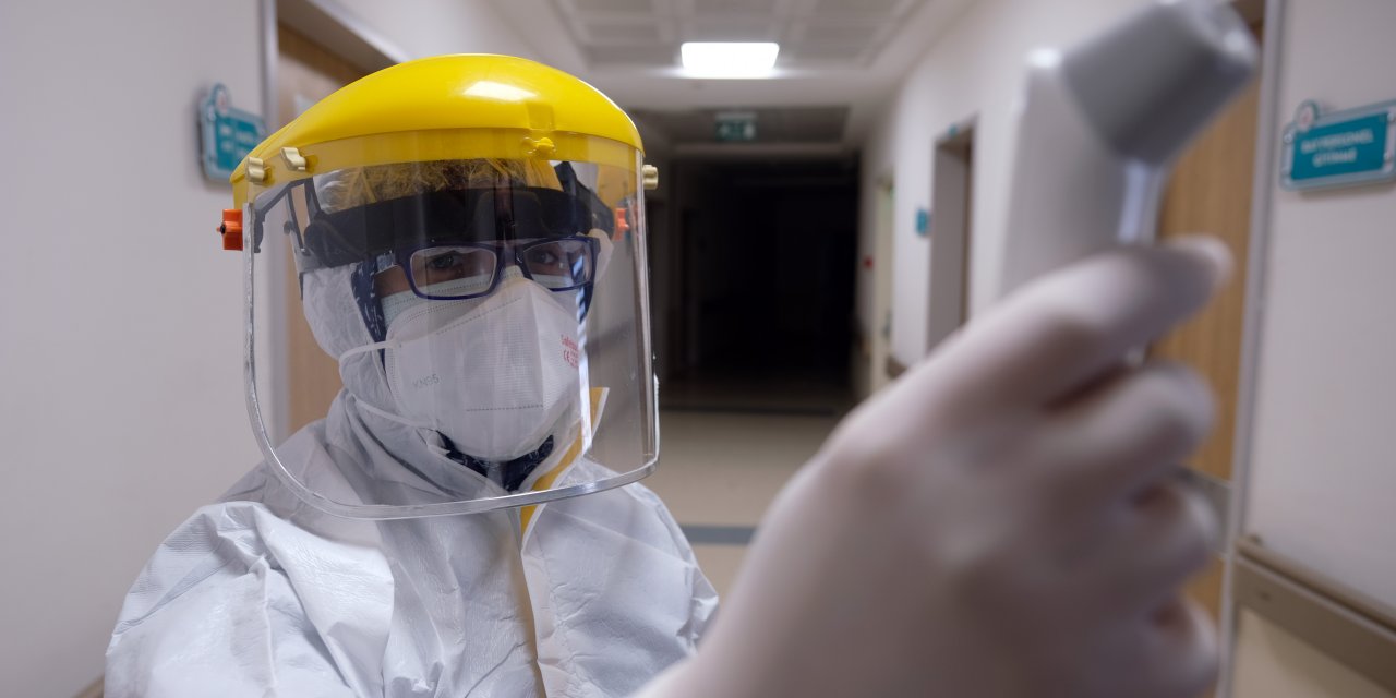 Ayşegül hemşire, koronavirüs hastalarının babası gibi ölmemesi için mücadele ediyor