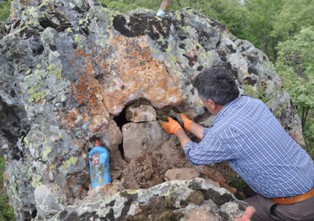 Doğal balı kaya kovuklarında üretiyor