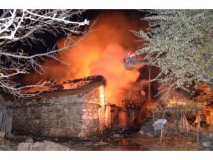 Yazlık Evde Çıkan Yangın Bir Evi Küle Çevirdi