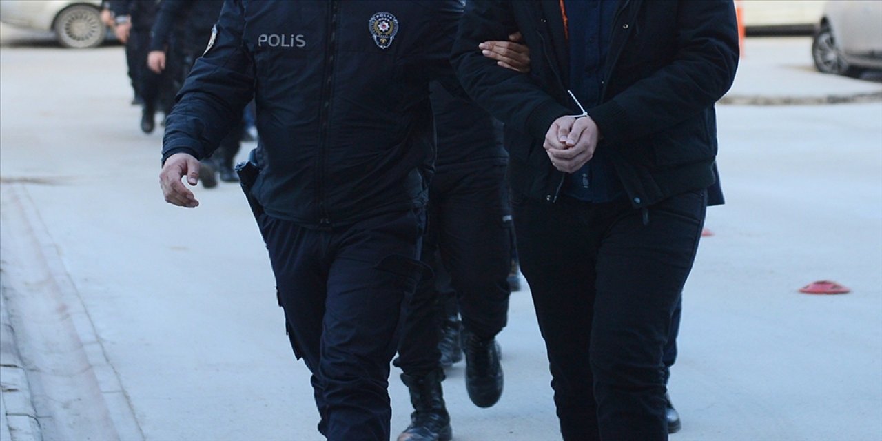 Ankara'da hücre evlerine düzenlenen operasyonda firari 13 FETÖ şüphelisi gözaltına alındı