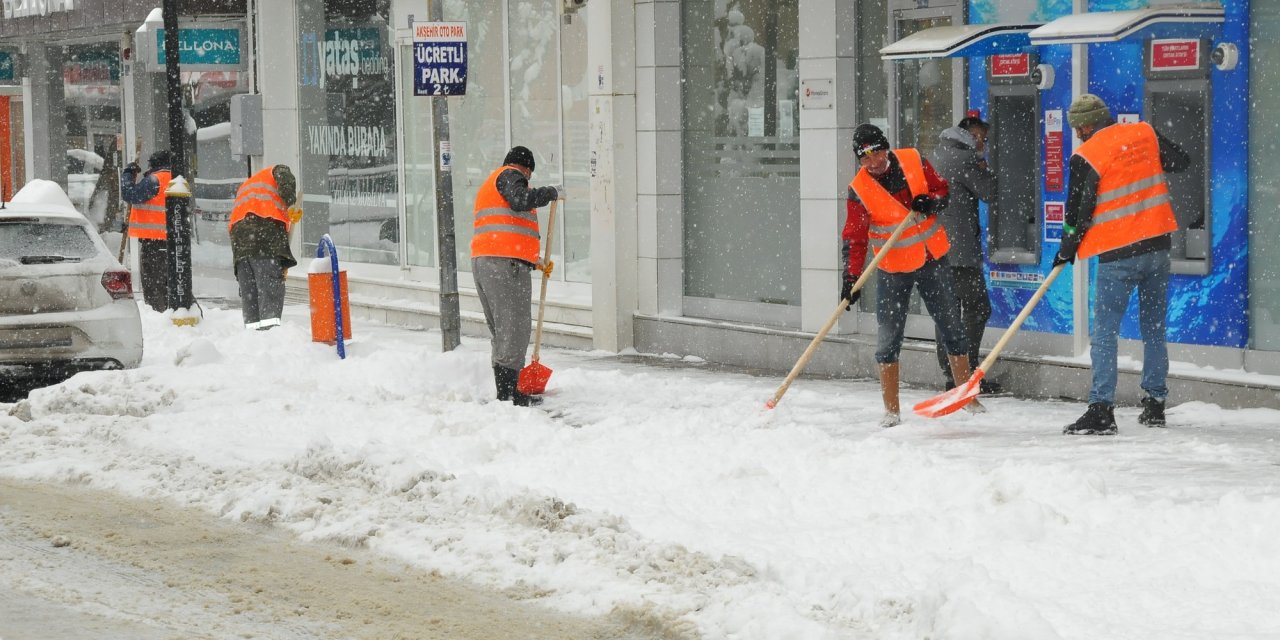 Akşehir'de karla mücadele çalışmaları devam ediyor