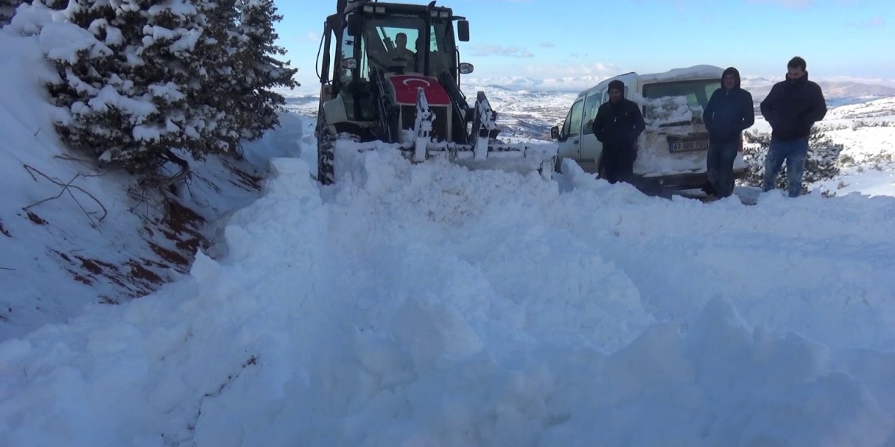 Hafif ticari araçla karlı yolda kalan 3 kişiyi belediye ekipleri kurtardı