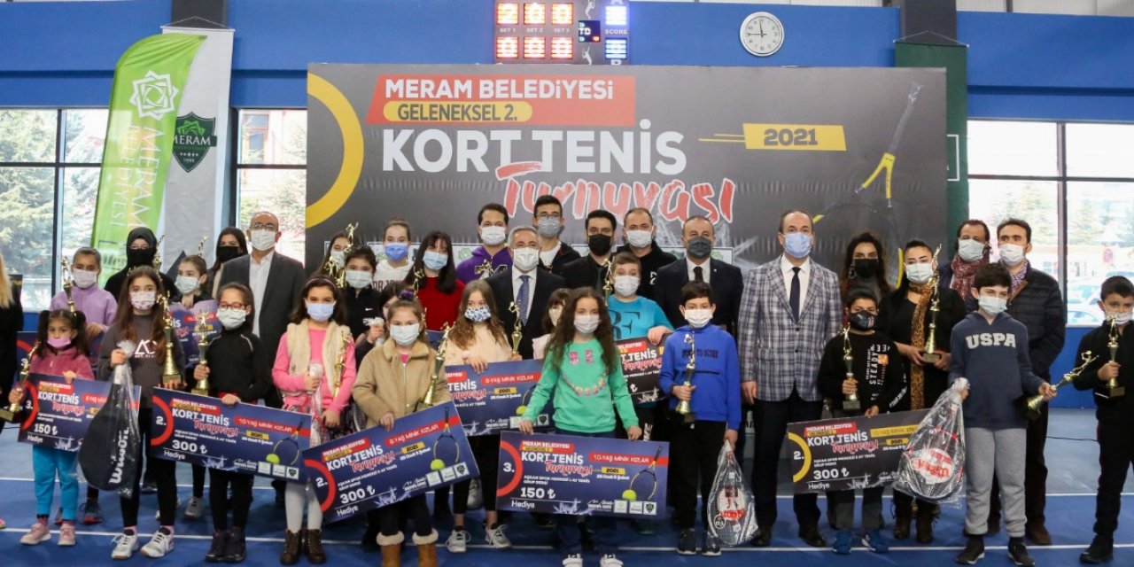 ‘Meram Kort Tenis Kış Turnuvası’nda Şampiyonlar Ödüllerini Aldı