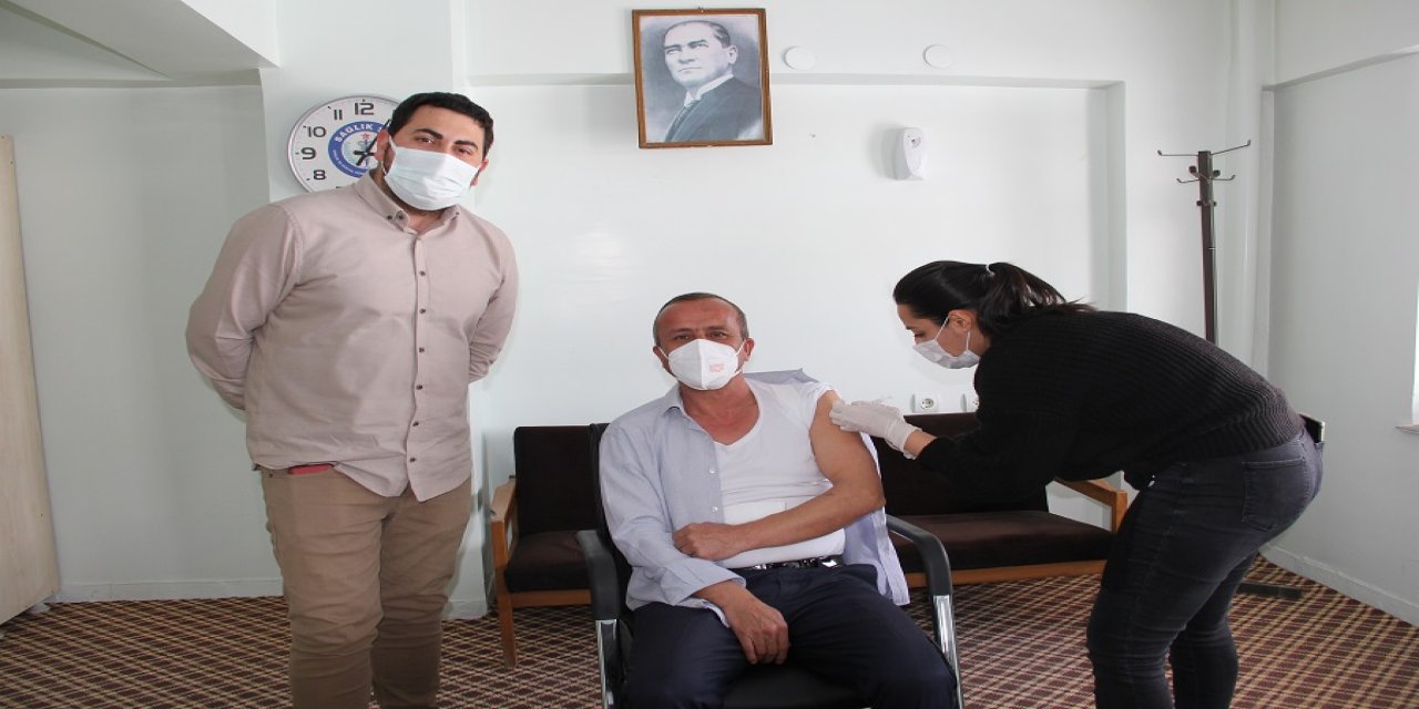 Yalıhüyük Belediye Başkanı Hasan Koçer Kovid-19 aşısı yaptırdı