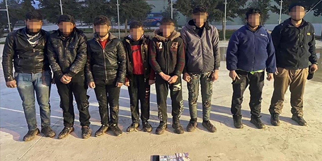 Suriye'den Türkiye'ye yasa dışı yollardan girmeye çalışan 4'ü terör örgütü üyesi 16 kişi yakalandı
