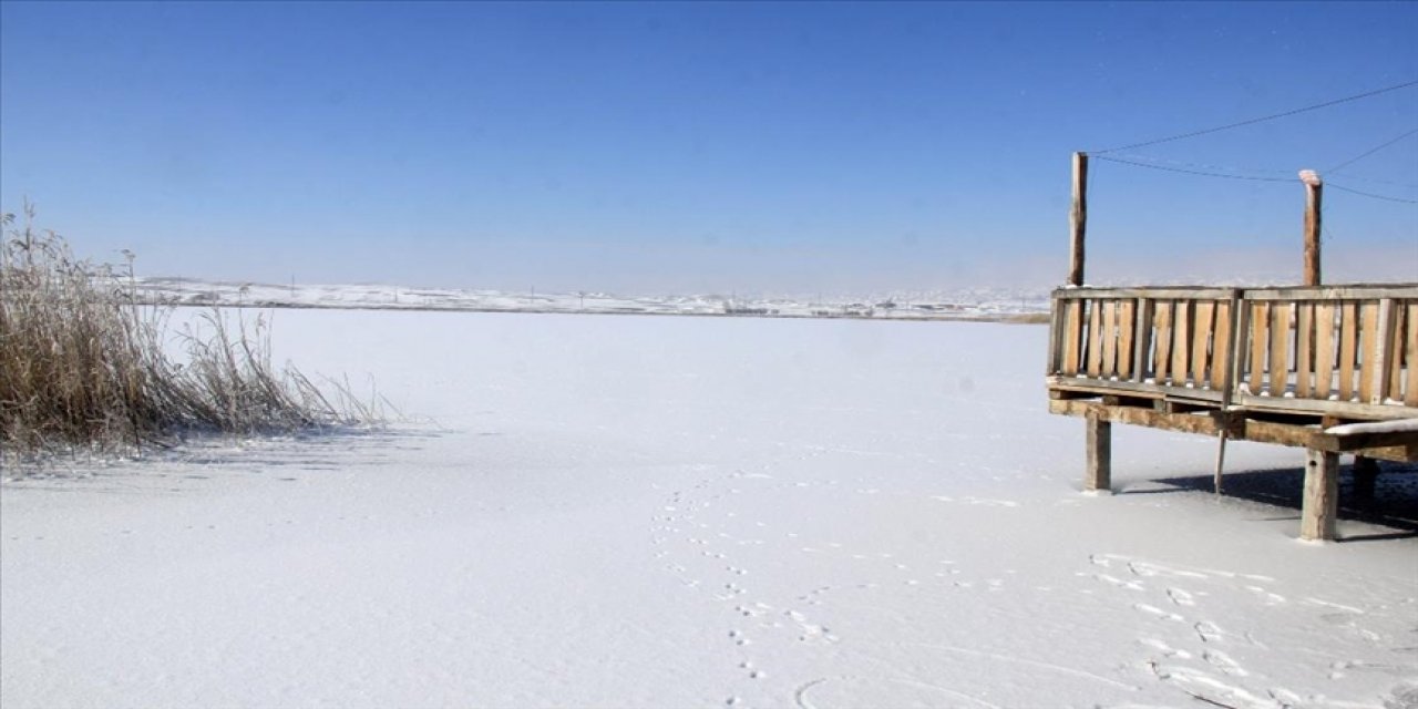 'Kesin korunacak hassas alan' ilan edilen Hafik Gölü'nün yüzeyi buz tuttu