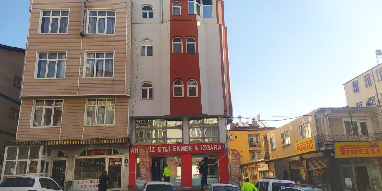 Otel odasında ölü bulunan öğretmen, toprağa verildi