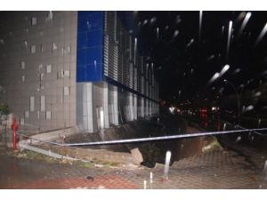 Şiddetli Yağmur Sonrası Avm'nin İstinat Duvarı Çöktü