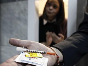 950 dolar için kendilerine AIDS bulaştırıyorlar