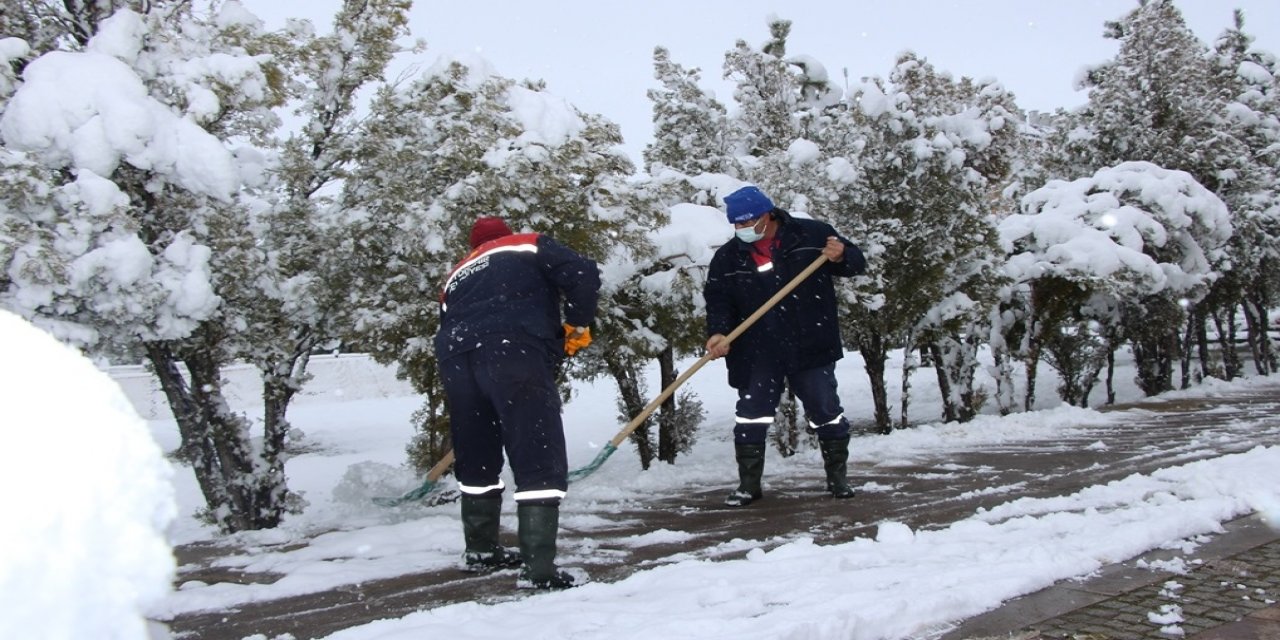 Seydişehir’de karla mücadele sürüyor