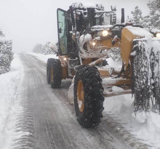 Akören'de belediye ekiplerinden kar seferberliği