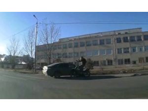 Rusya’da Motorcunun Ölümden Döndüğü An Kamerada