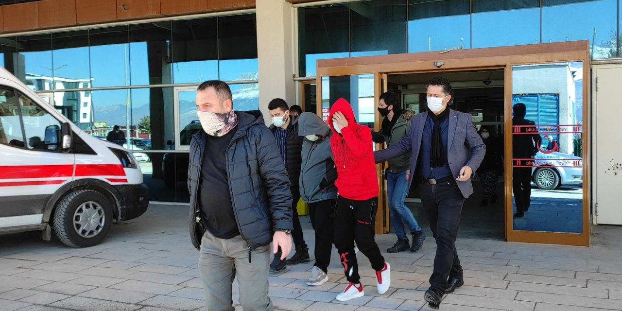 Konya'da araçta 4 kilo 55 gram eroinin ele geçirilmesiyle ilgili iki zanlı tutuklandı