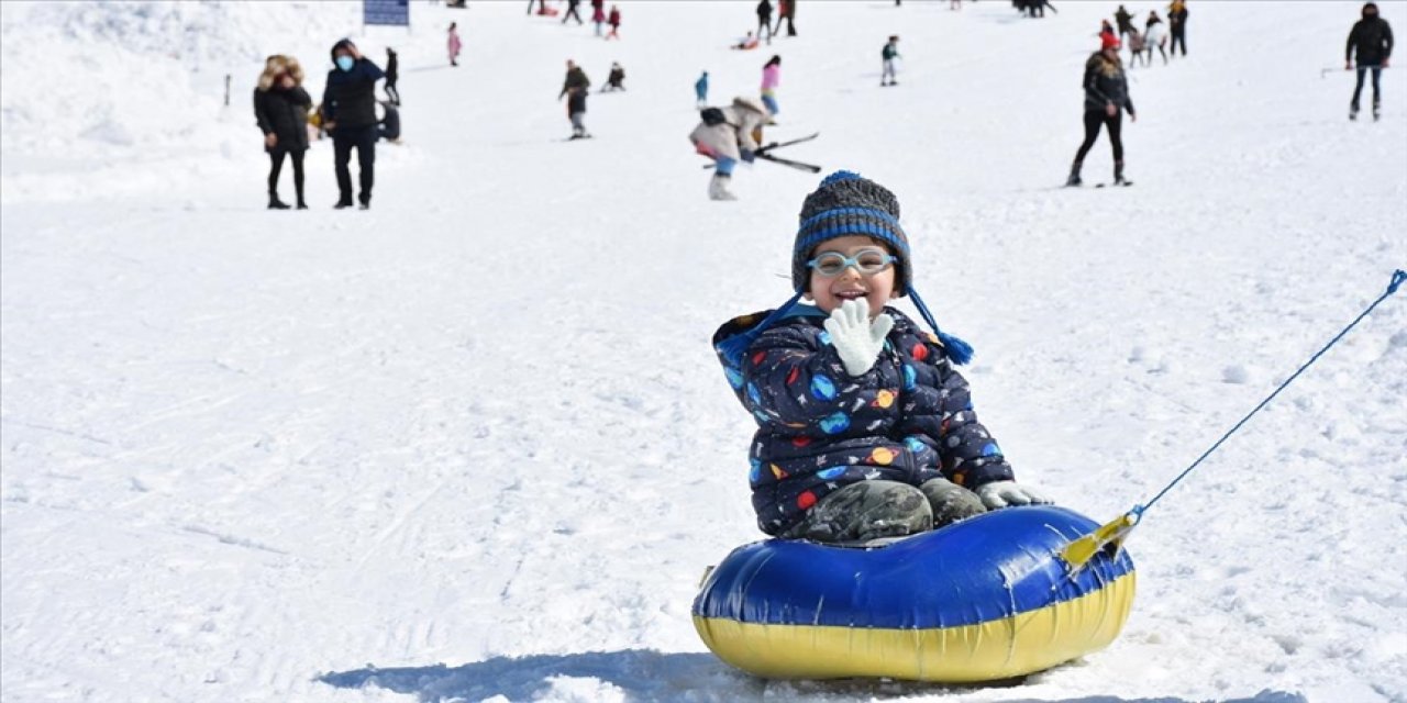 Kayak merkezlerinde en fazla kar kalınlığı 159 santimetreyle Hakkari'de ölçüldü