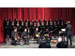 Öğretmenler Korosu İlk Konseriyle Beğeni Topladı