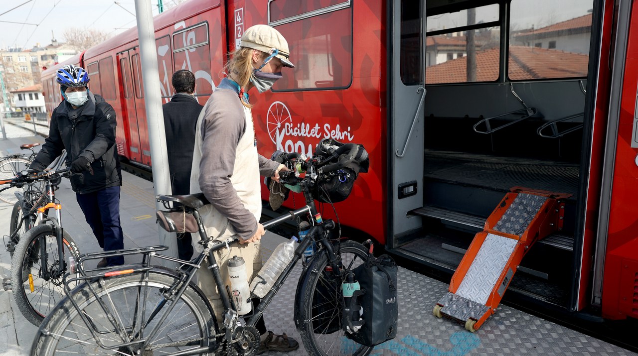 Bisikletiyle dünya turuna çıkan Fransız seyyah, Konya'da gördüğü bisiklet tramvayına hayran kaldı