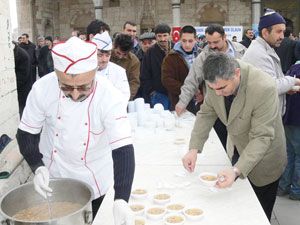 Anadolu Gençlik’ten aşure ikramı