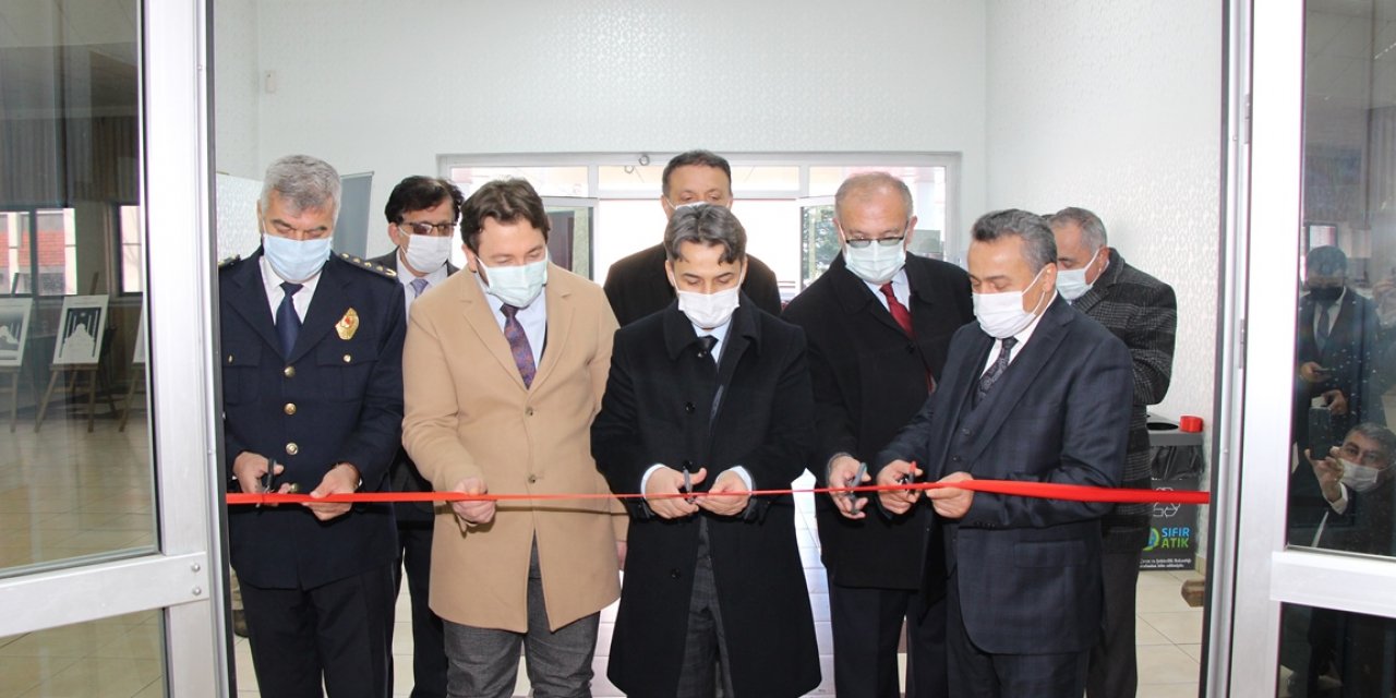 Seydişehir'de "41 mısra 41 çizgi" sergisi açıldı