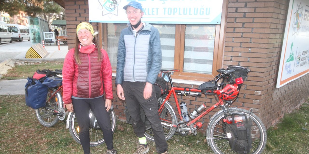 İngiltere'den bisikletle dünya turuna çıkan çift, Konya'da mola verdi