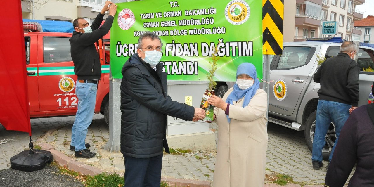 Akşehir'de vatandaşlara fidan dağıtıldı
