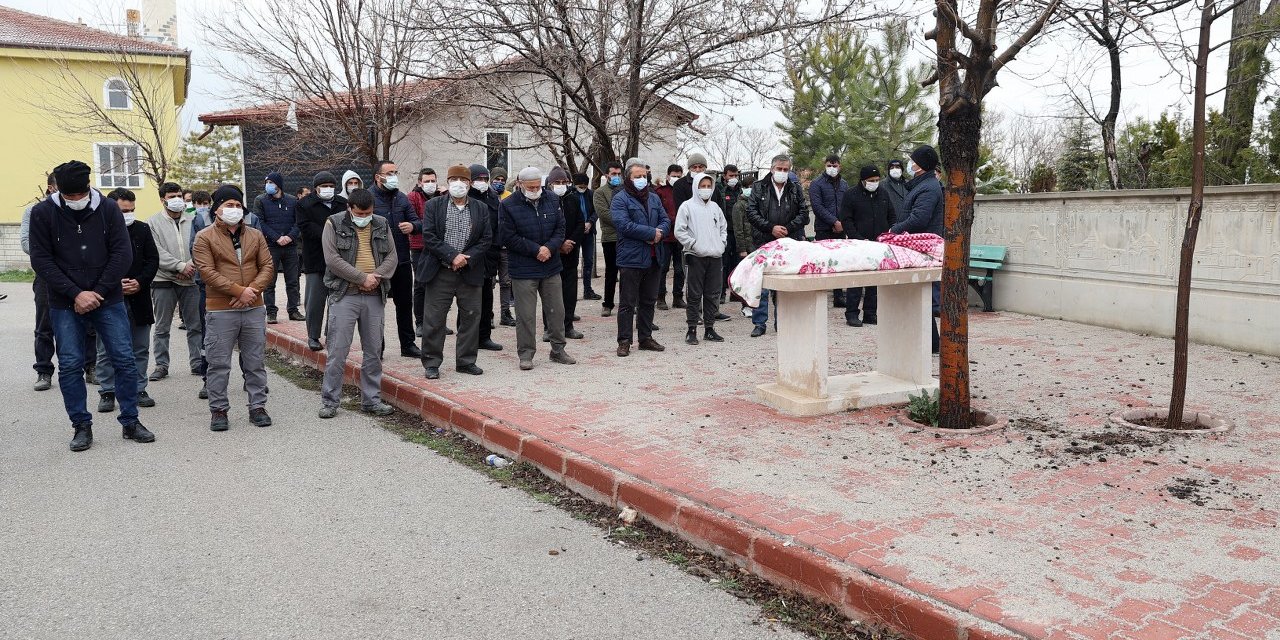 Konya'da devrilen bahçe duvarının altında kalarak hayatını kaybeden 5 yaşındaki çocuğun cenazesi defnedildi